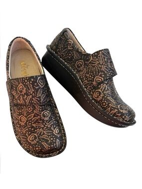 Like New Alegria Leather Deliah Loafers Embossed Floral Black Gold Size 8 - 8.5